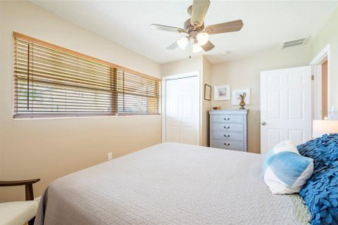 House in Madeira Beach, Florida 3 bedrooms, 193.05 sq.m. № 2295089 - photo 18