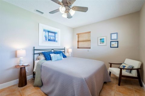 House in Madeira Beach, Florida 3 bedrooms, 193.05 sq.m. № 2295089 - photo 20