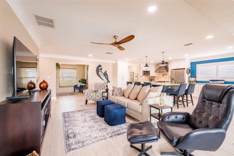 House in Madeira Beach, Florida 3 bedrooms, 193.05 sq.m. № 2295089 - photo 6