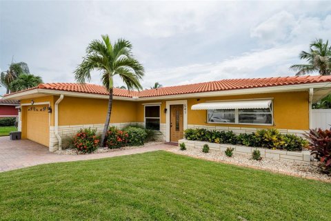 House in Madeira Beach, Florida 3 bedrooms, 193.05 sq.m. № 2295089 - photo 2