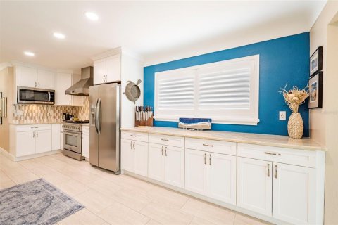 House in Madeira Beach, Florida 3 bedrooms, 193.05 sq.m. № 2295089 - photo 9