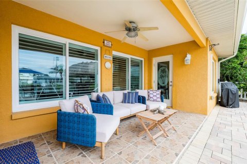 House in Madeira Beach, Florida 3 bedrooms, 193.05 sq.m. № 2295089 - photo 29