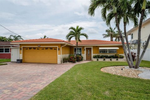 House in Madeira Beach, Florida 3 bedrooms, 193.05 sq.m. № 2295089