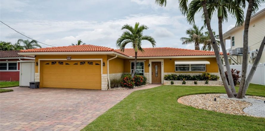 House in Madeira Beach, Florida 3 bedrooms, 193.05 sq.m. № 2295089