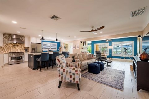 House in Madeira Beach, Florida 3 bedrooms, 193.05 sq.m. № 2295089 - photo 4