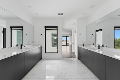 House in Winter Garden, Florida 6 bedrooms, 613.25 sq.m. № 2391290 - photo 21