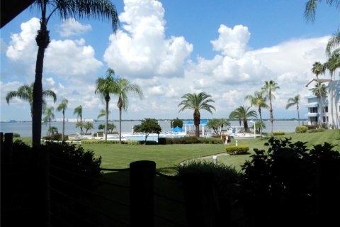 Снять в аренду кондоминиум в Сент-Питерсберг, Флорида 2 комнаты, 116.59м2, № 1637232 - фото 1