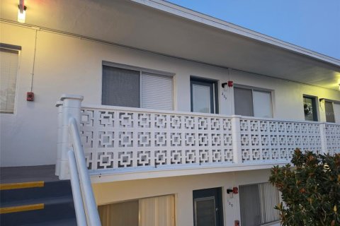 Copropriété à vendre à Seminole, Floride: 1 chambre, 77.67 m2 № 2150614 - photo 2