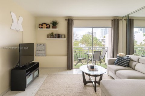 Condo in Sunny Isles Beach, Florida, 1 bedroom  № 1925516 - photo 1