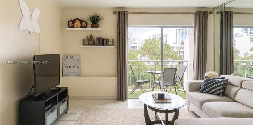 Condo in Sunny Isles Beach, Florida, 1 bedroom  № 1925516
