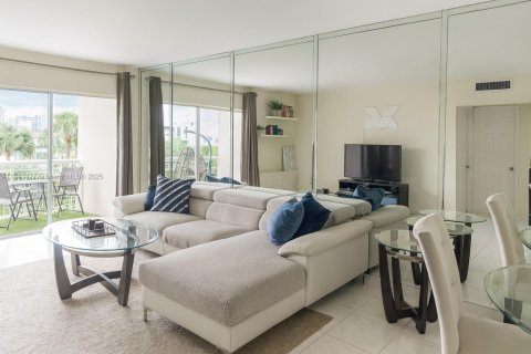 Condo in Sunny Isles Beach, Florida, 1 bedroom  № 1925516 - photo 3