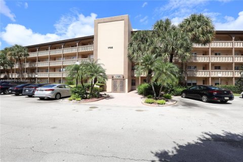 Condo in Coconut Creek, Florida, 2 bedrooms  № 1947812 - photo 1