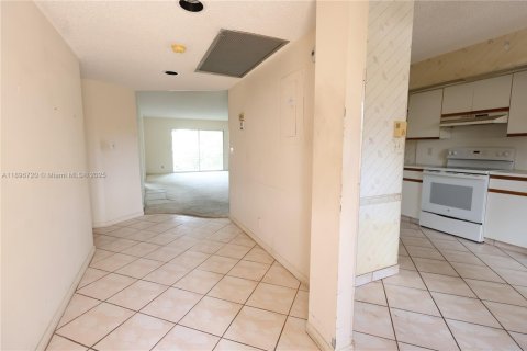 Condo in Coconut Creek, Florida, 2 bedrooms  № 1947812 - photo 2