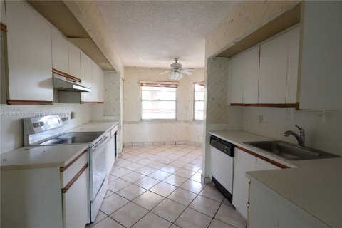 Condo in Coconut Creek, Florida, 2 bedrooms  № 1947812 - photo 5