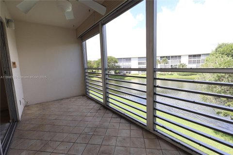 Condo in Coconut Creek, Florida, 2 bedrooms  № 1947812 - photo 9