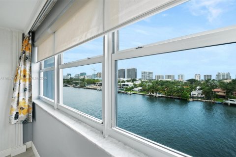 Condo in Bay Harbor Islands, Florida, 2 bedrooms  № 1764126 - photo 21