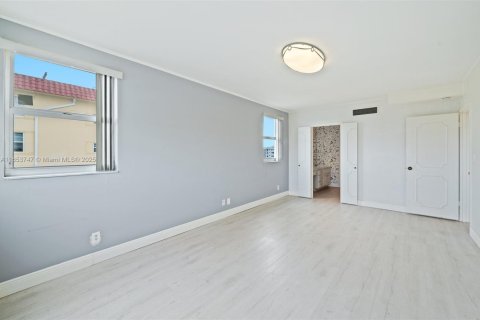 Condo in Bay Harbor Islands, Florida, 2 bedrooms  № 1764126 - photo 22