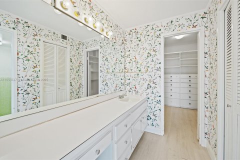 Condo in Bay Harbor Islands, Florida, 2 bedrooms  № 1764126 - photo 23