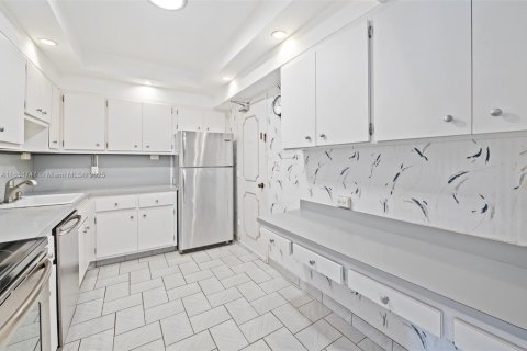 Condo in Bay Harbor Islands, Florida, 2 bedrooms  № 1764126 - photo 18