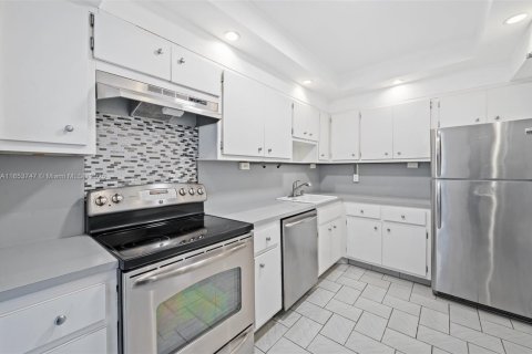 Condo in Bay Harbor Islands, Florida, 2 bedrooms  № 1764126 - photo 17