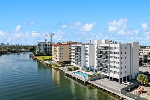 Condo in Bay Harbor Islands, Florida, 2 bedrooms  № 1764126 - photo 7