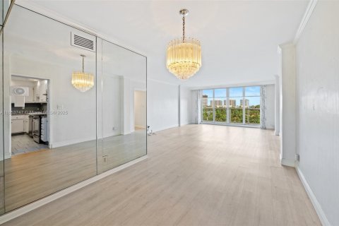 Condo in Bay Harbor Islands, Florida, 2 bedrooms  № 1764126 - photo 11
