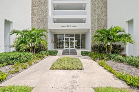 Condo in Bay Harbor Islands, Florida, 2 bedrooms  № 1764126 - photo 9