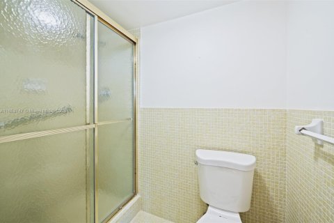 Condo in Bay Harbor Islands, Florida, 2 bedrooms  № 1764126 - photo 24