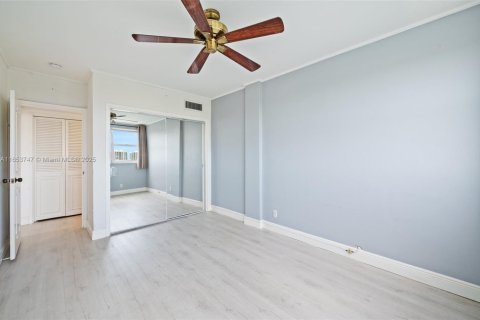 Condo in Bay Harbor Islands, Florida, 2 bedrooms  № 1764126 - photo 27