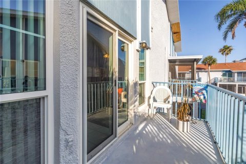 Condo in Madeira Beach, Florida, 2 bedrooms  № 1662143 - photo 26