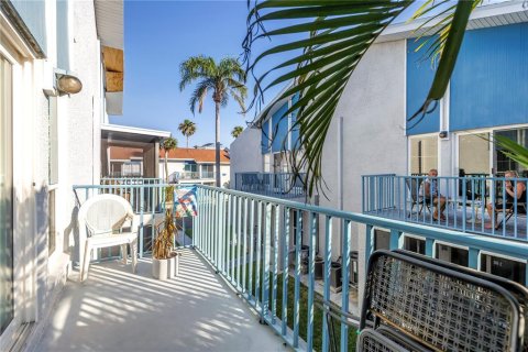 Condo in Madeira Beach, Florida, 2 bedrooms  № 1662143 - photo 27