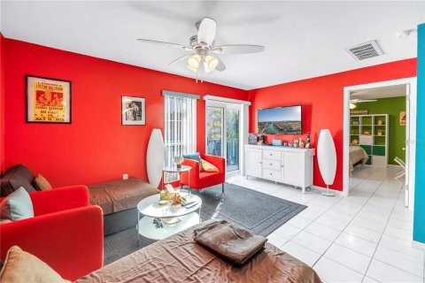 Condo in Madeira Beach, Florida, 2 bedrooms  № 1662143 - photo 16