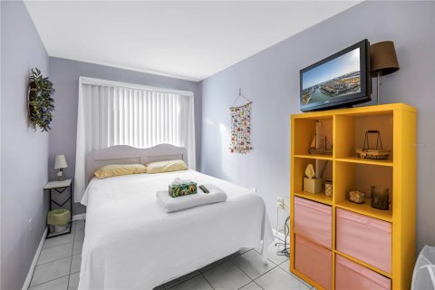 Condo in Madeira Beach, Florida, 2 bedrooms  № 1662143 - photo 24
