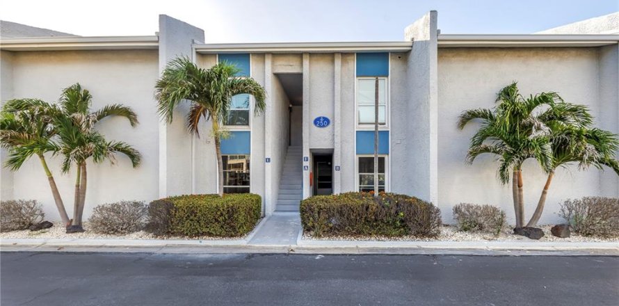 Condo in Madeira Beach, Florida, 2 bedrooms № 1662143