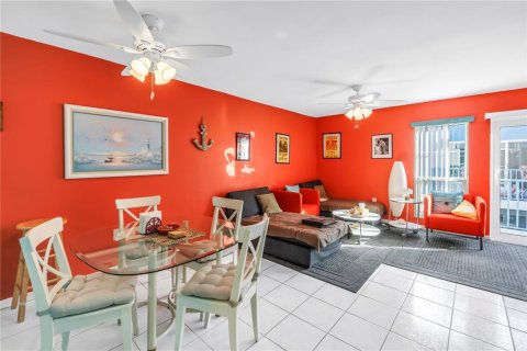 Condo in Madeira Beach, Florida, 2 bedrooms  № 1662143 - photo 12