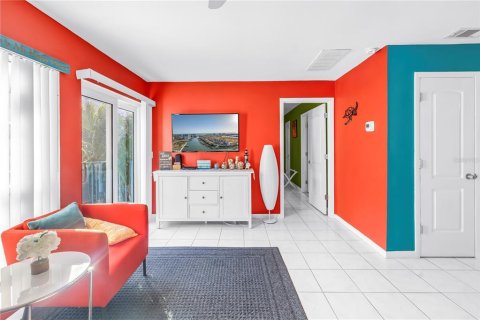 Condo in Madeira Beach, Florida, 2 bedrooms  № 1662143 - photo 19