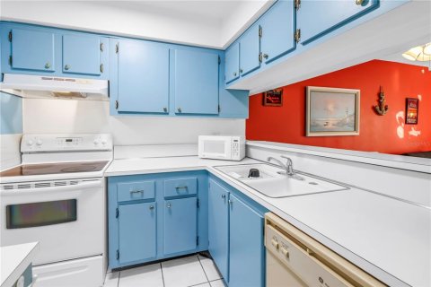 Condo in Madeira Beach, Florida, 2 bedrooms  № 1662143 - photo 8