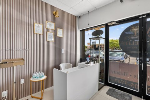 Купить коммерческую недвижимость в Майами, Флорида № 2046836 - фото 1