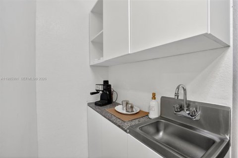 Купить коммерческую недвижимость в Майами, Флорида № 2046836 - фото 8