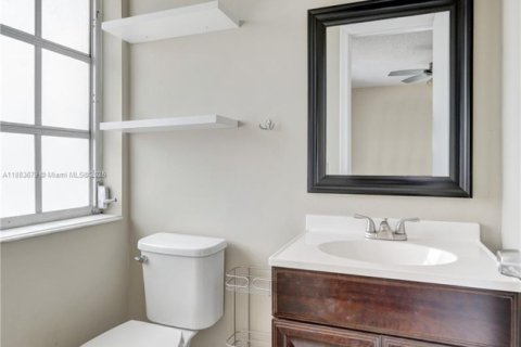 Condo in Fort Lauderdale, Florida, 2 bedrooms  № 1929982 - photo 13