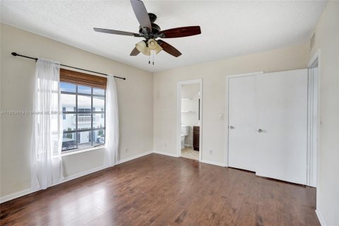 Condo in Fort Lauderdale, Florida, 2 bedrooms  № 1929982 - photo 12