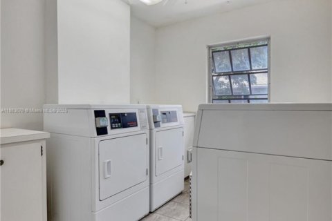 Condo in Fort Lauderdale, Florida, 2 bedrooms  № 1929982 - photo 17