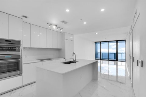 Condo in Miami, Florida, 2 bedrooms  № 1968449 - photo 12