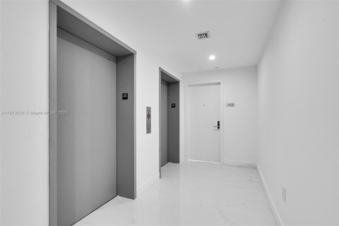 Condo in Miami, Florida, 2 bedrooms  № 1968449 - photo 11