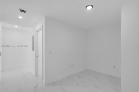 Condo in Miami, Florida, 2 bedrooms  № 1968449 - photo 24