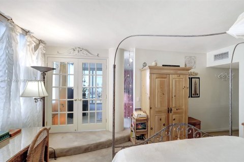 Condo in Miami Beach, Florida, 2 bedrooms  № 1998853 - photo 8