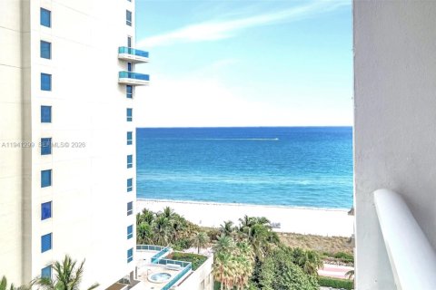 Condo in Miami Beach, Florida, 2 bedrooms  № 1998853 - photo 12