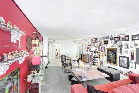 Condo in Miami Beach, Florida, 2 bedrooms  № 1998853 - photo 17