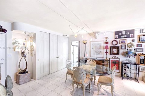 Condo in Miami Beach, Florida, 2 bedrooms  № 1998853 - photo 22