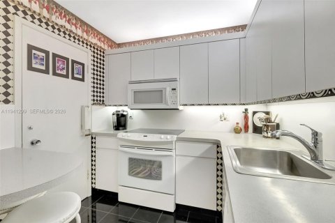 Condo in Miami Beach, Florida, 2 bedrooms  № 1998853 - photo 20